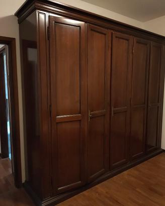 Armadio in legno marrone scuro