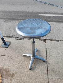 sgabello in acciaio regolabile