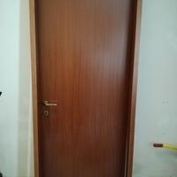 porta con telaio e profili 