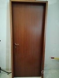 porta con telaio e profili 