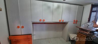 Armadio a ponte arancione e beige