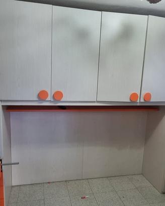 Armadio a ponte arancione e beige