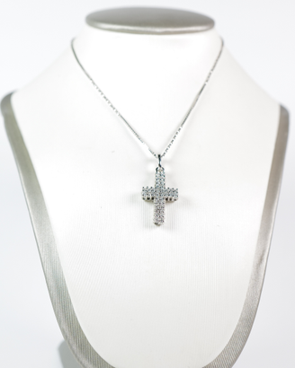 Collana con croce in oro e diamanti