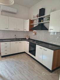 Cucina angolare bianca completa