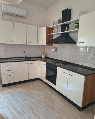 Cucina angolare bianca completa
