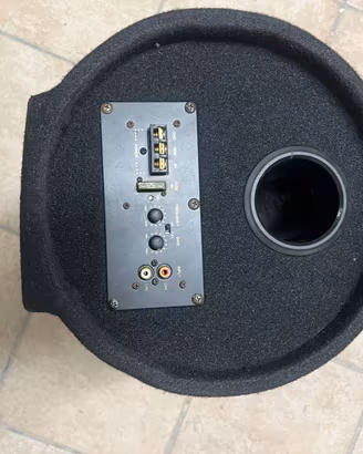 Subwoofer attivo auto a tubo (Bass reflex)