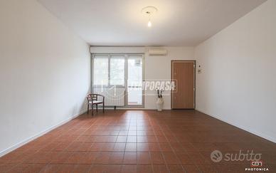 AMPIO QUADRILOCALE AUTONOMO CON DOPPI SERVIZI