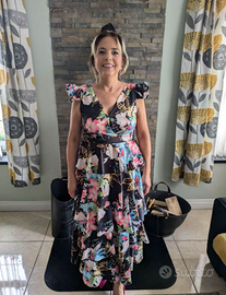 L'abito da invitata al matrimonio veste la taglia