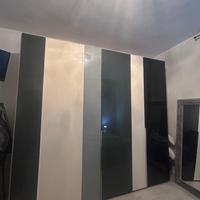 ARMADIO lucido bianco nero e grigio e COMO marrone