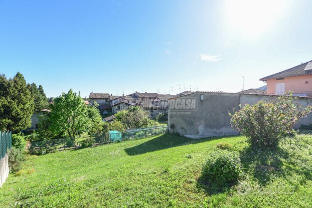 PORZIONE DI CASA CON GIARDINO E POSTO AUTO COPERTO