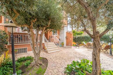 VILLA A SCHIERA D'ANGOLO A ROMA