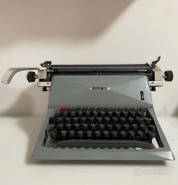 Macchina da scrivere Olivetti 82