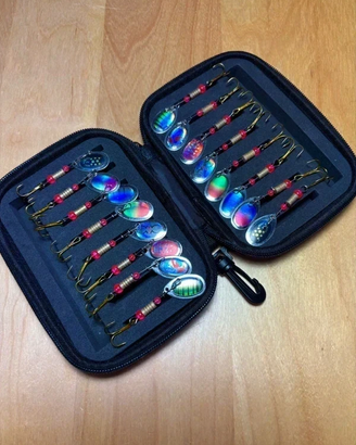 16 cucchiaini + borsina pesca fiume/lago spinning