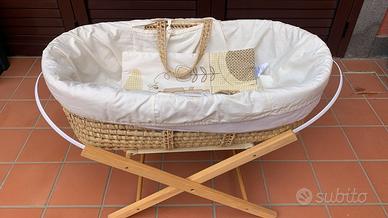 Culla in vimini con base in legno