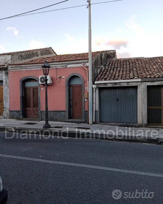 Casa singola con cortile a Piedimonte Etneo
