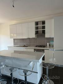CUCINA NUOVA CON ISOLA E SGABELLI