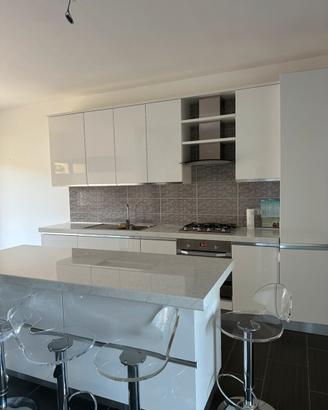 CUCINA NUOVA CON ISOLA E SGABELLI
