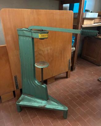 Tappatrice d'epoca per bottiglie