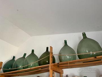 Antiche damigiane in vetro soffiato.