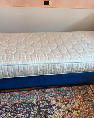 Letto singolo blu con rete a doghe e materasso