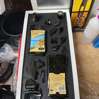 Quadro con bottiglia rotta 