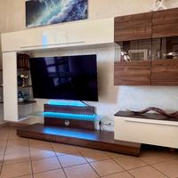 Parete soggiorno made in Italy con vetrina