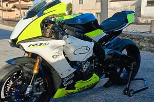 Yamaha r1 m 