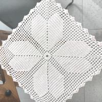 Centro tavola in cotone bianco.