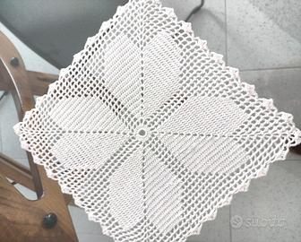 Centro tavola in cotone bianco.