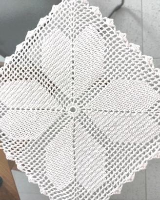 Centro tavola in cotone bianco.