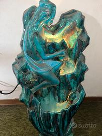Fontana vintage ceramica turchese con donna e luci