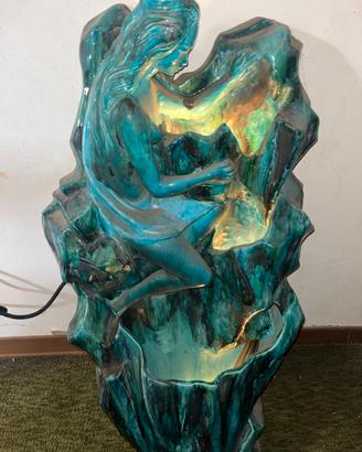 Fontana vintage ceramica turchese con donna e luci