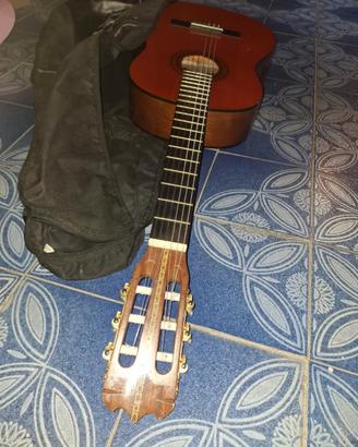 chitarra classica con custodia 