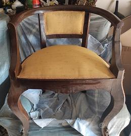 2 poltroncine in noce con imbottitura in raso gial