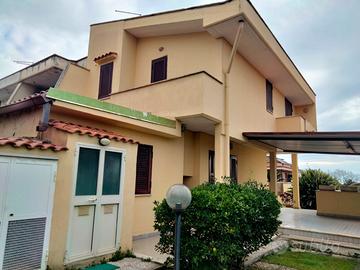 Lido dei pini villino a schiera angolare 3 livelli