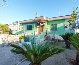 Villa singola giardino e garage altezza Baia Verde