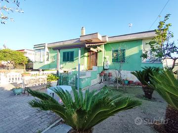 Villa singola giardino e garage altezza Baia Verde