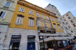 Palazzo / Stabile di 700 m² con più di 5 locali a 