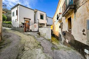 MONOLOCALE A VICO EQUENSE