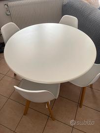 Tavolo rotondo con sedie