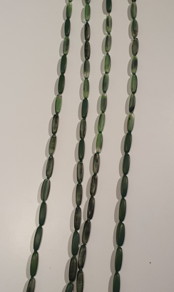 2 collane in vetro verdi (colore simil malachite)