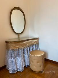 Toeletta da trucco con specchio e pouf