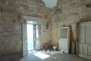 EDIFICIO DI ANTICA COSTRUZIONE IN CENTRO STORICO