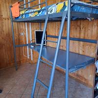 Letto a soppalco con scrivania