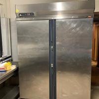 Frigo e cucina industriale