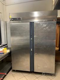 Frigo e cucina industriale
