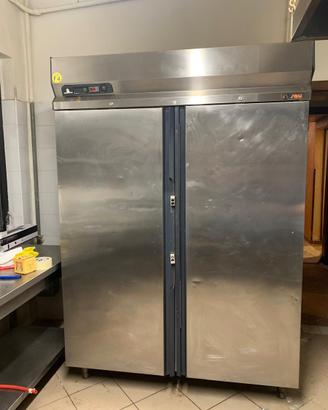 Frigo e cucina industriale