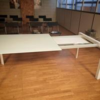 tavolo allungabile vetro satinato e gambe acciaio 