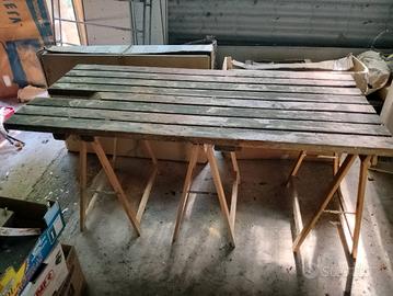 Solido tavolo da lavoro con 3 cavalletti 