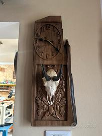 Orologio in noce con cranio camoscio